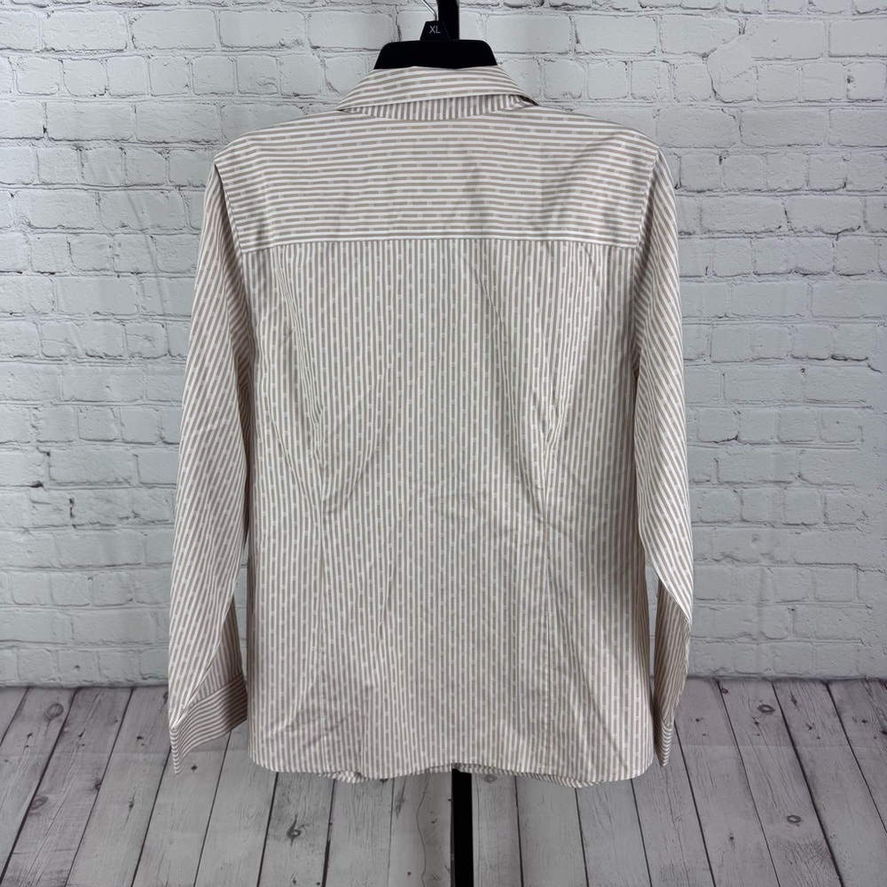 Chico’s No Iron Coolmax All Season Button Down Top Tan and White Size Large - Picture 6 of 7